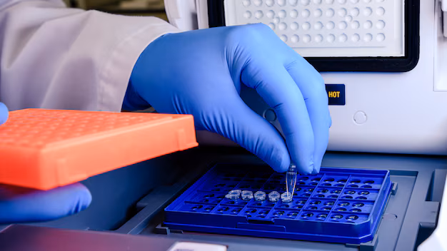 carregando um tubo de dna em uma maquina de termociclador de pcr reacao em cadeia da polimerase em um laboratorio de biociencia conceito de ciencia laboratorio e estudo de doencas 207709 54